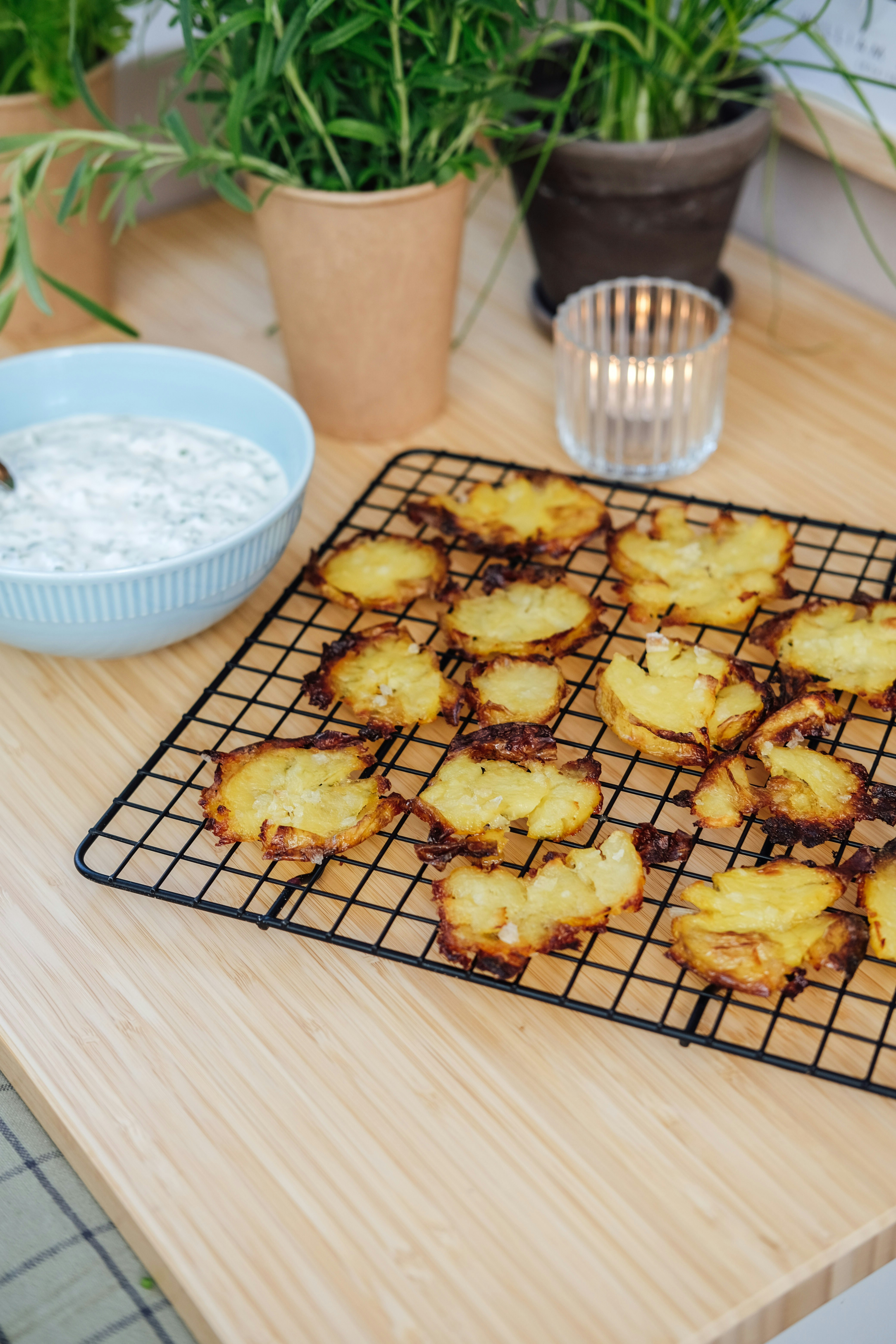 Opskrift på smashed potatoes med dip