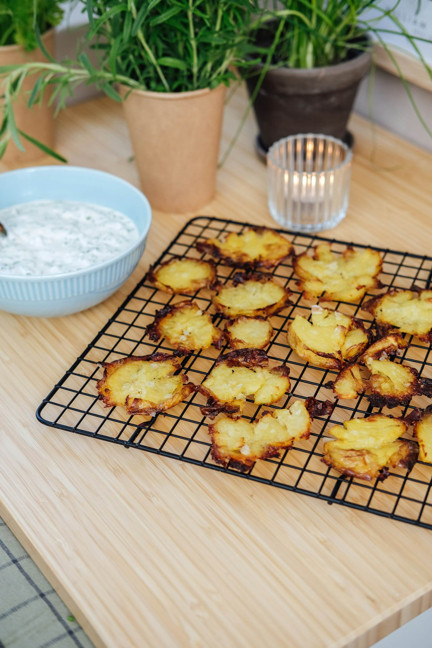 Opskrift på smashed potatoes med dip