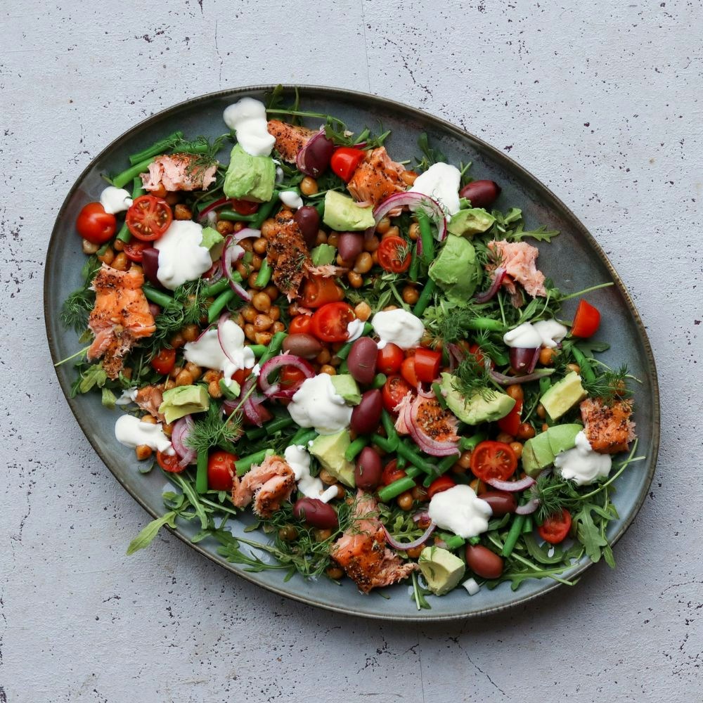 Laksesalat med kikærter og dressing