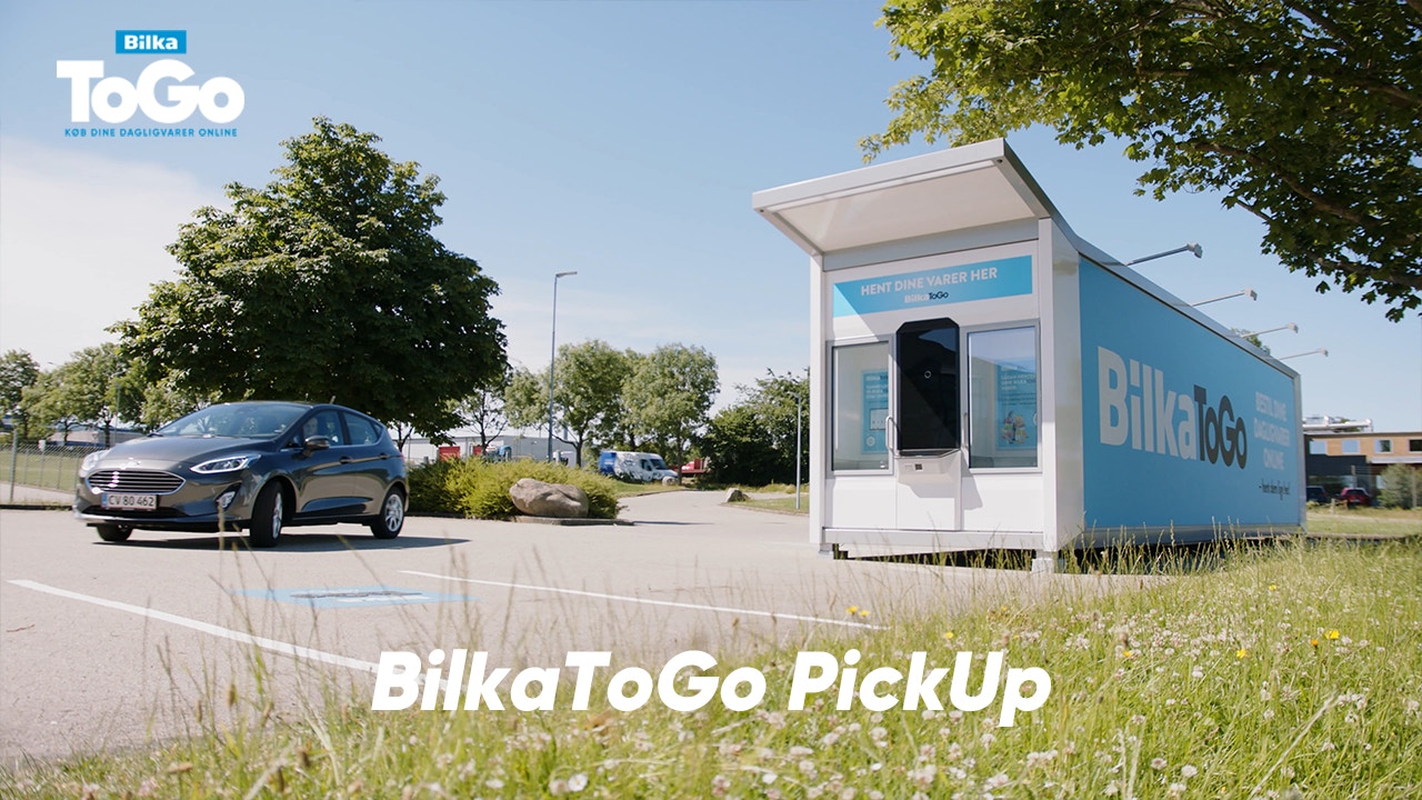 Bil henter BilkaToGo varer ved Pick-Up station