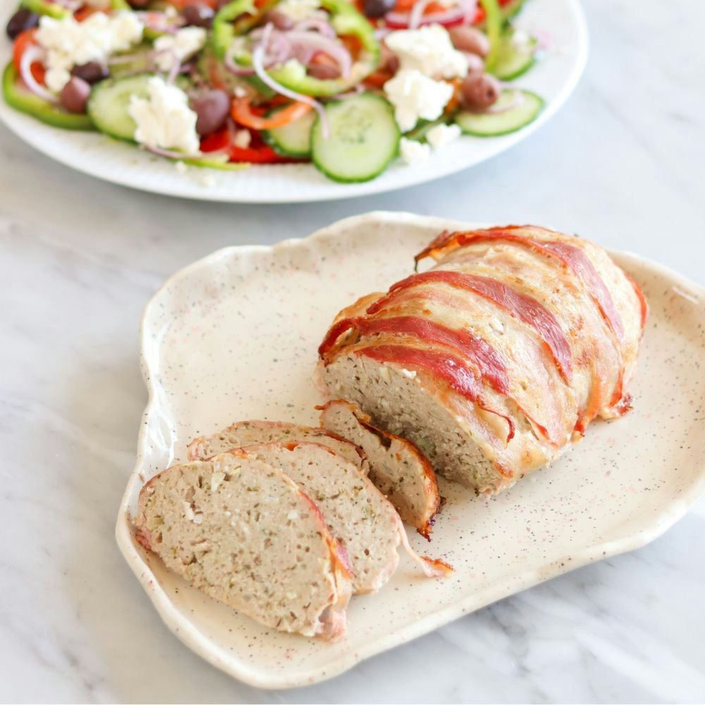 Farsbrød med tilbehør af græsk salat