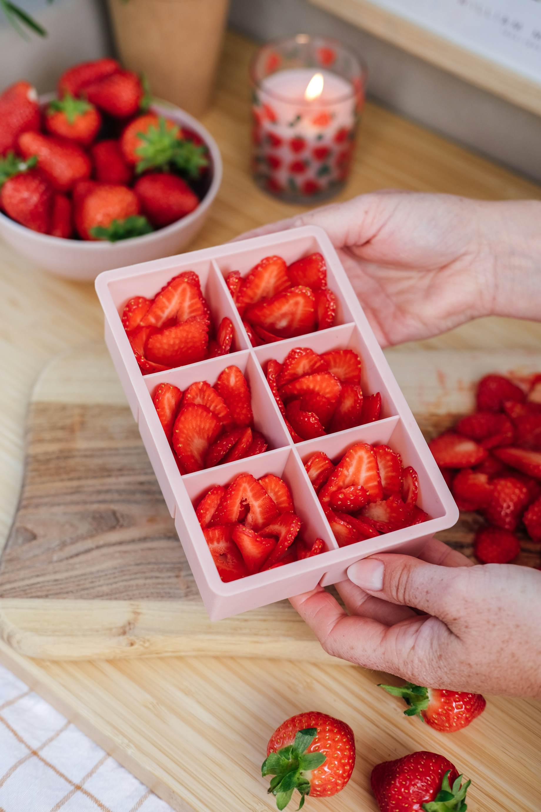 Opskrift på fine jordbærroser som pynt i drinks