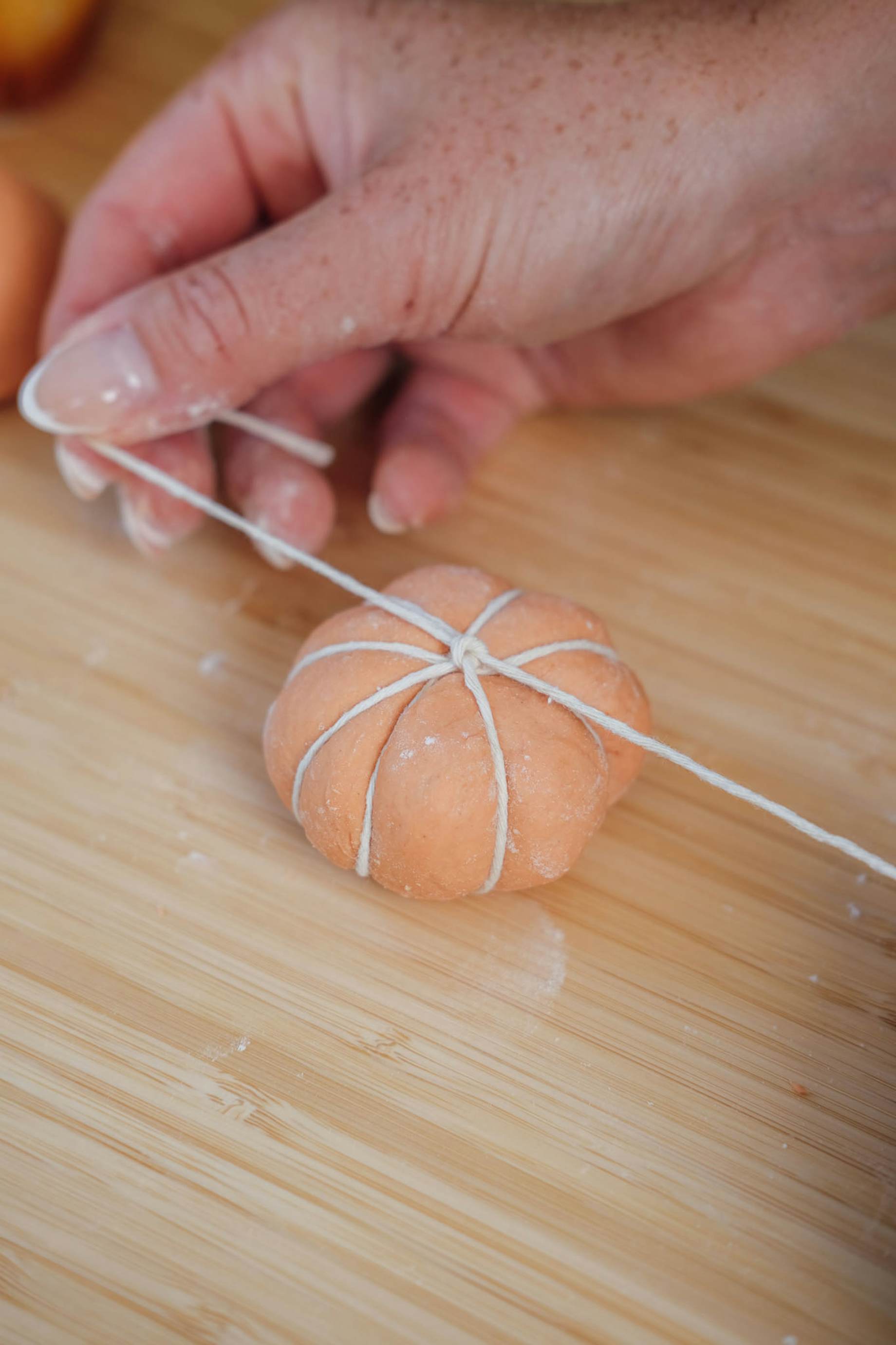 Bag lækre græskarboller til halloween med BilkaToGo