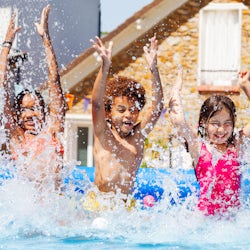 Hvilken pool til haven skal man vælge? BR.dk hjælper dig med at finde den bedste pool til børn.