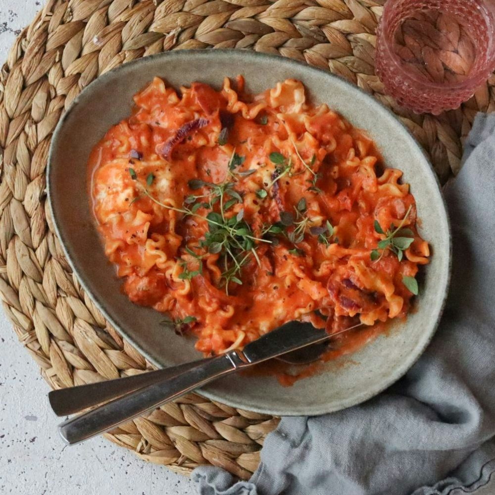 Pasta med salsiccia, mozzarella og urter