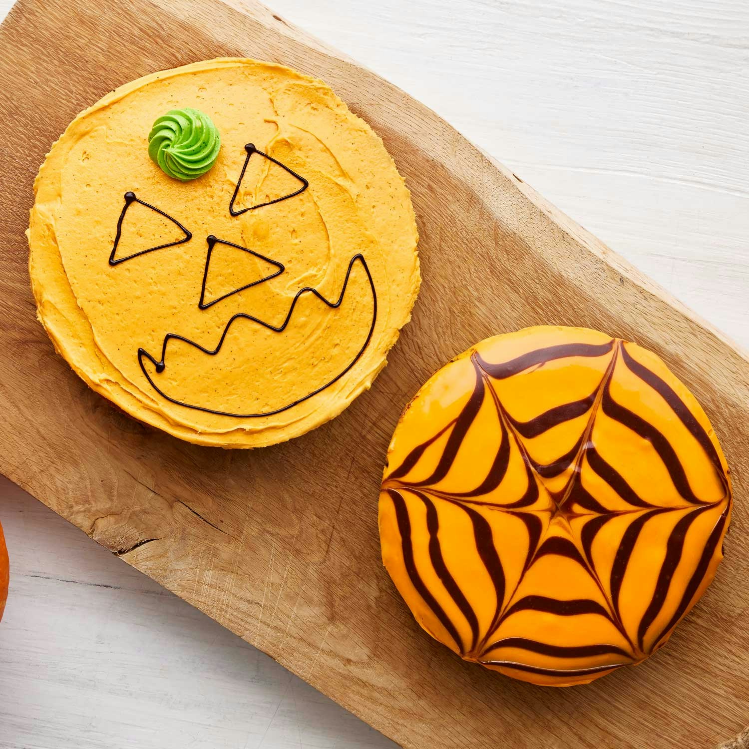 To lækre Halloweenkager. Køb Halloweenkager hos BilkaToGo.