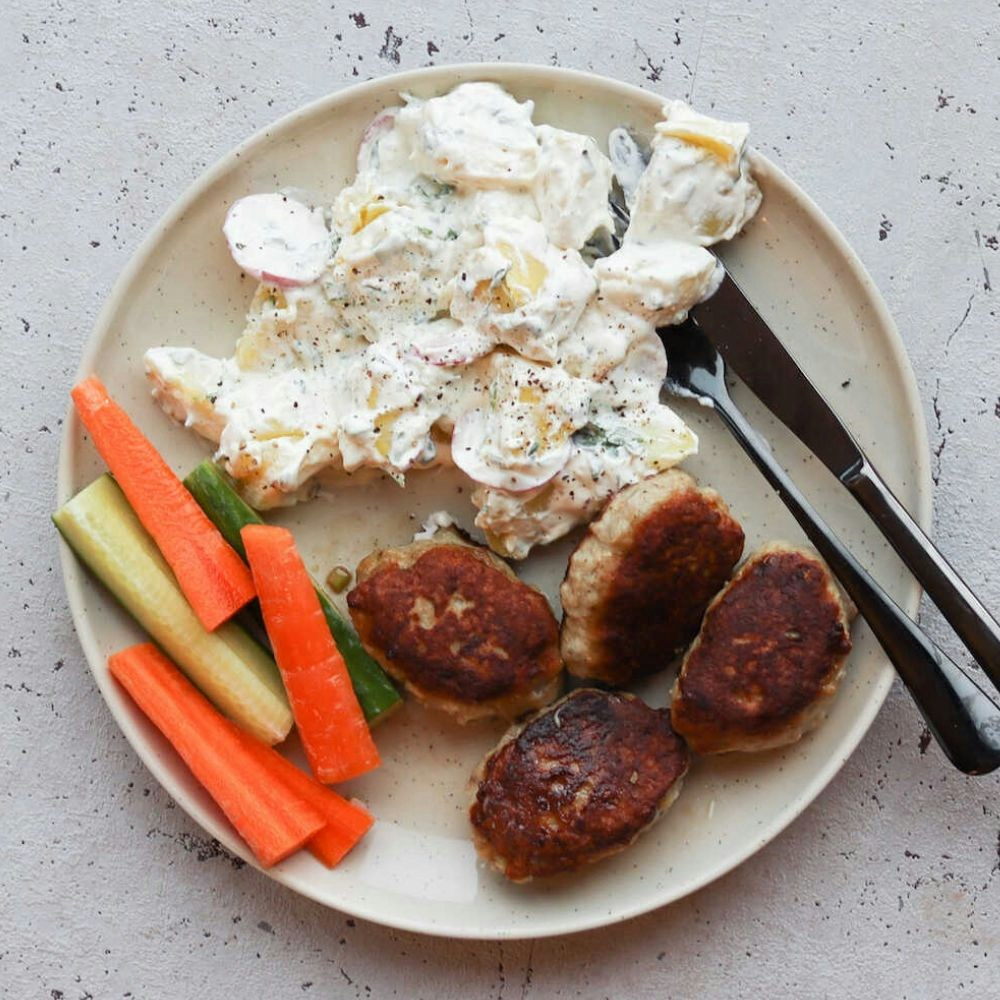 Frikadeller med kartoffelsalat og grønsagsstænger