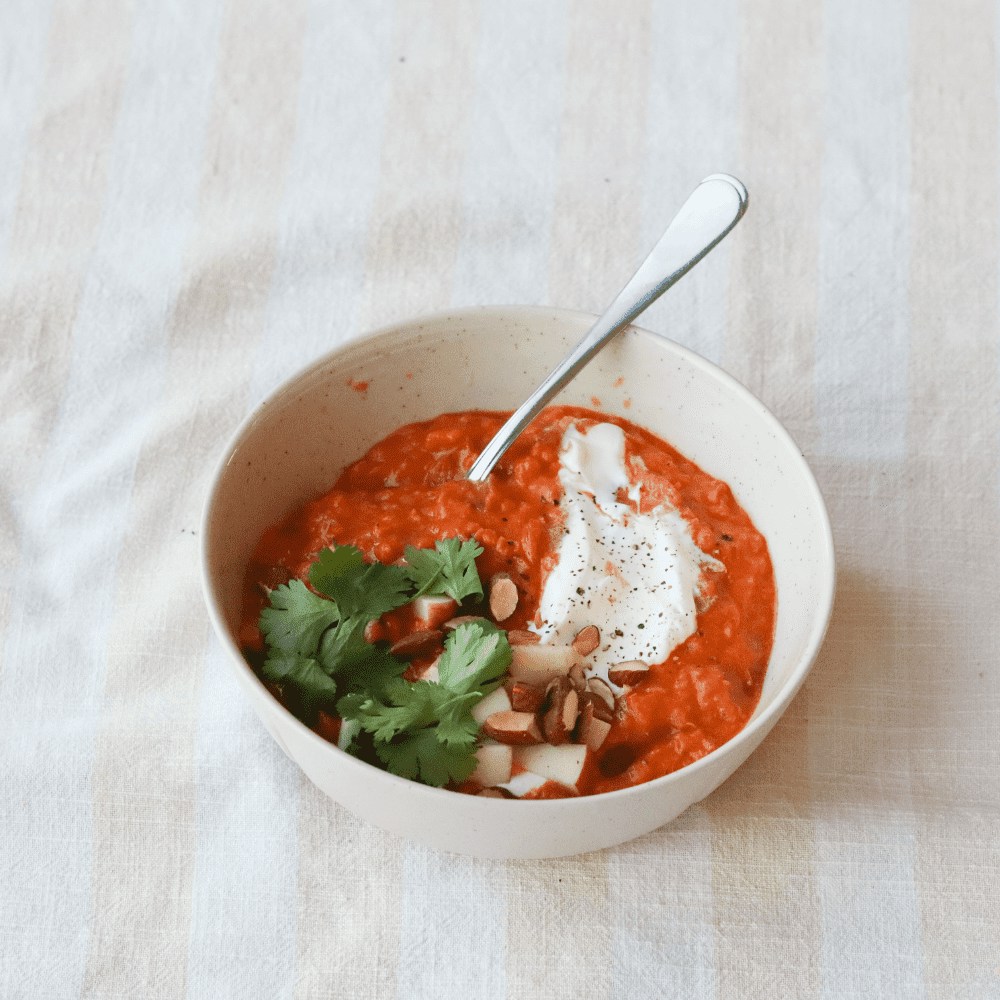 Dahl med creme fraiche, mandler, æble og urter