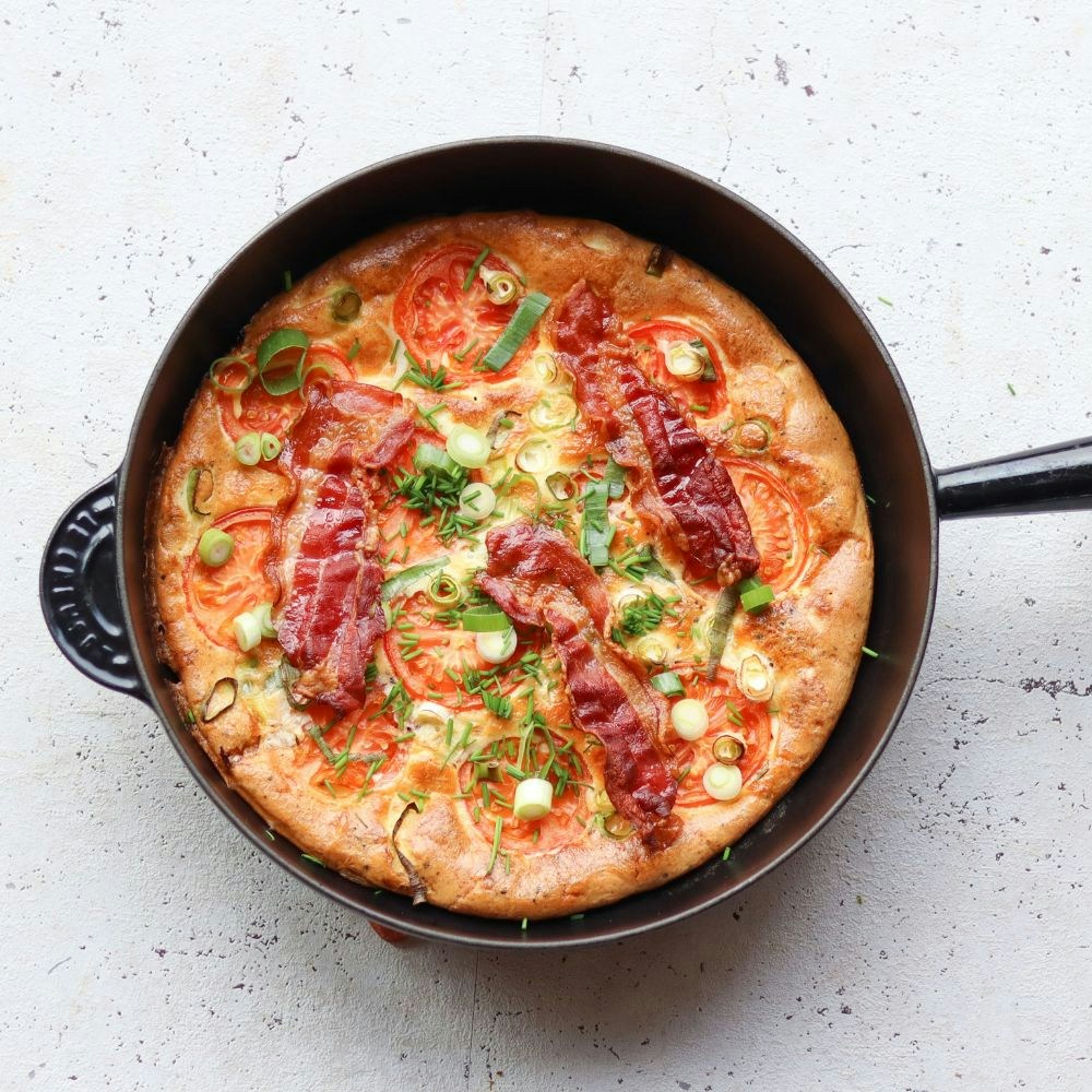 Æggekage med bacon, tomater og urter