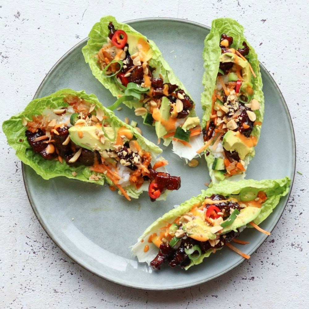 Saslat wraps med stegeflæsk, ris og grønt