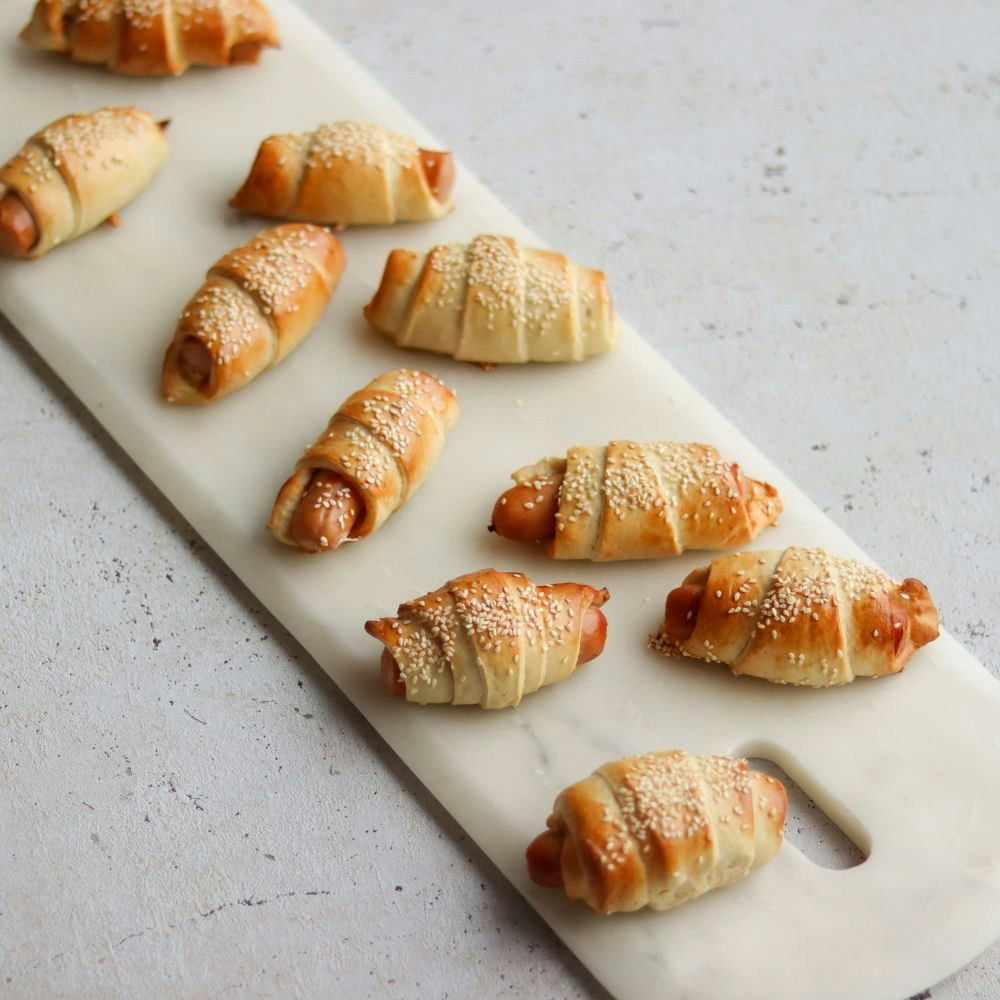Pølsehorn med ketchup og sesam