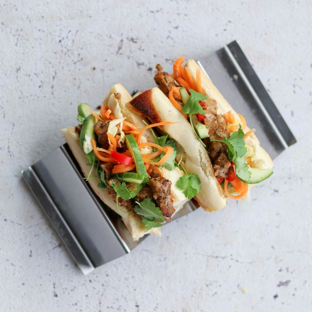 Bahn mi med svinekød, grøntsager og mayo