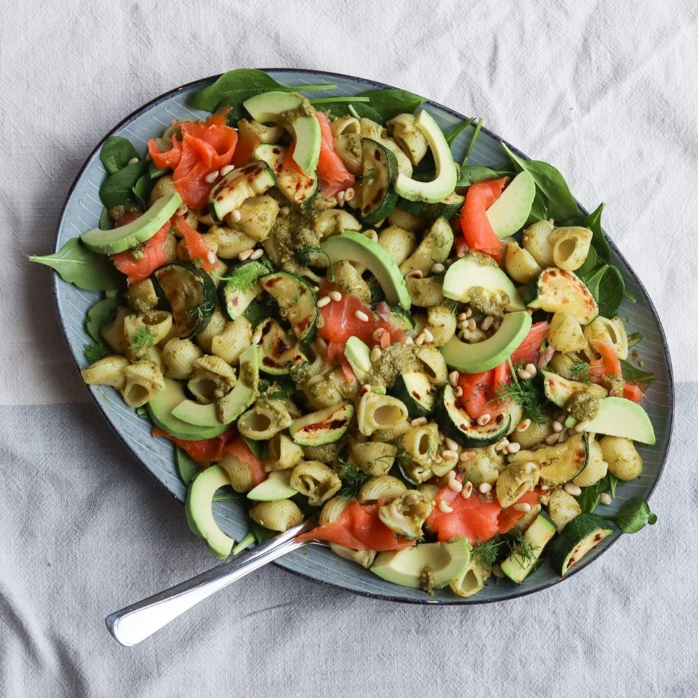 Pastasalat med pesto og laks