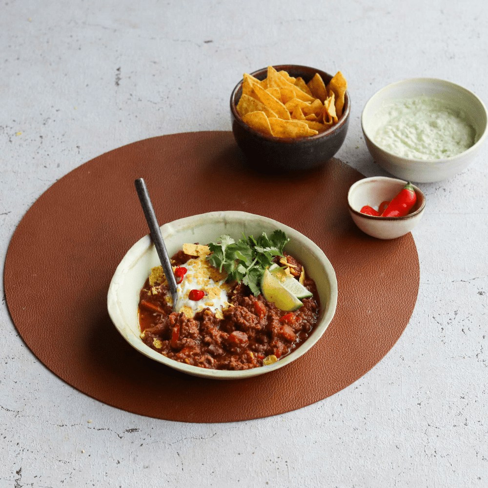 Chili con carne med creme fraiche, nachos, lime og koriander
