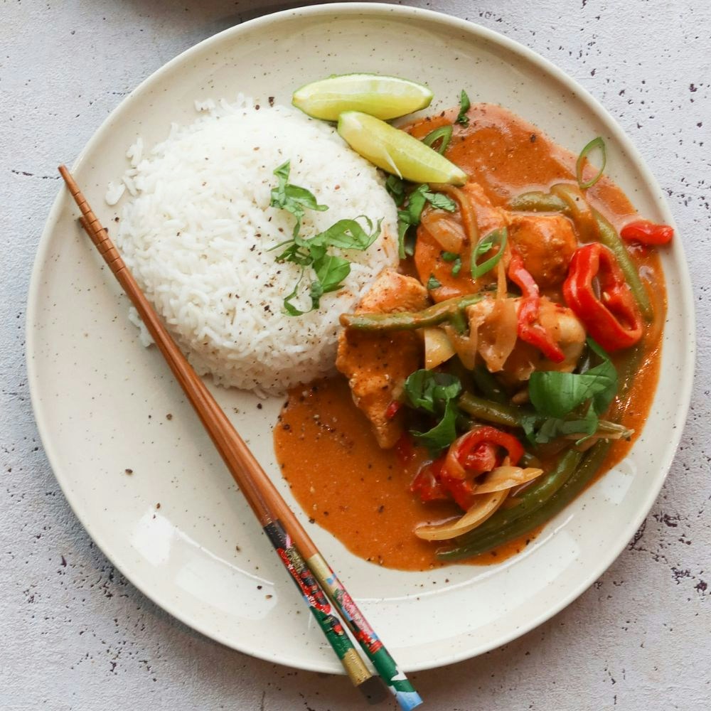Panang karry med kylling, grønt og ris