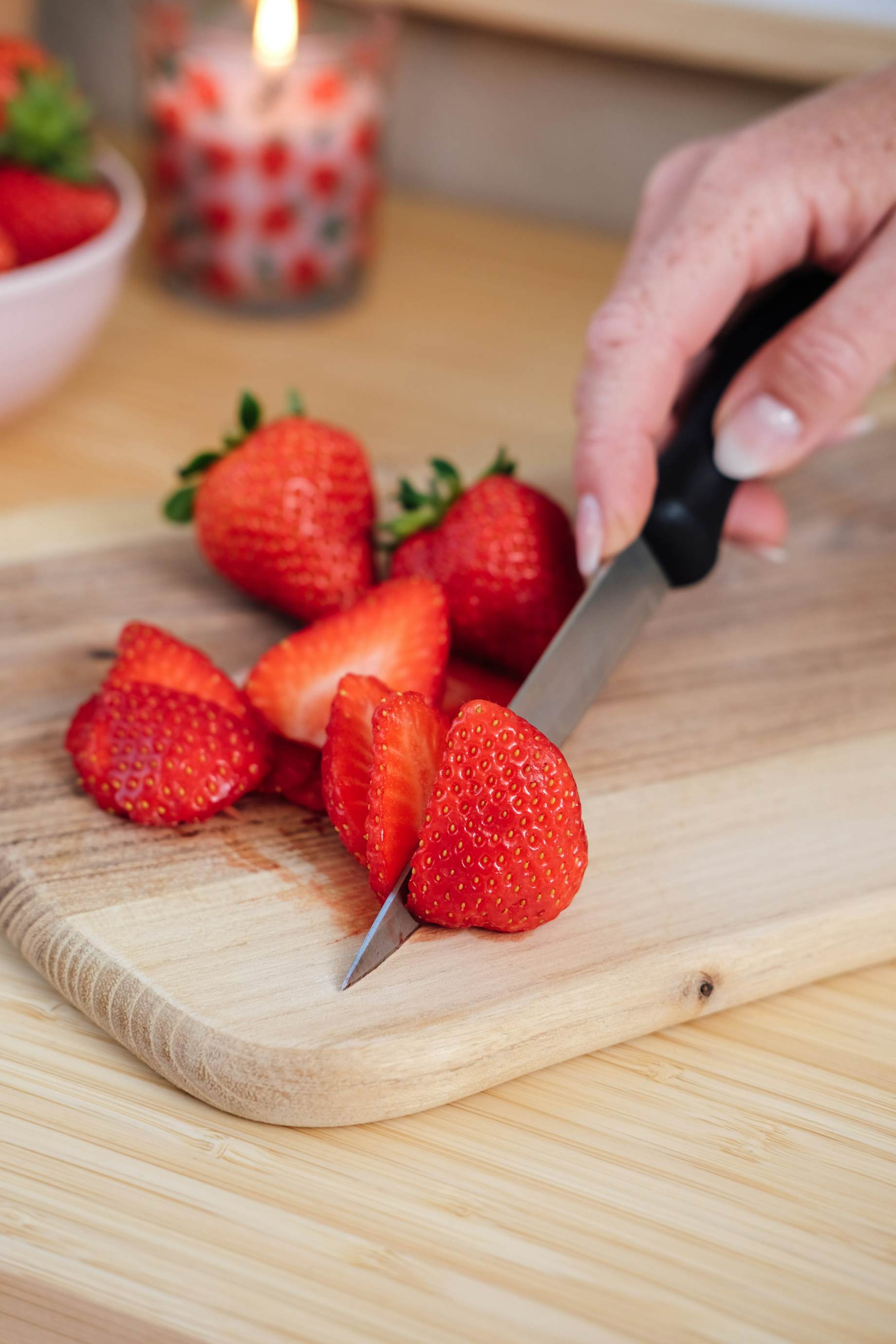 Opskrift på fine jordbærroser som pynt i drinks