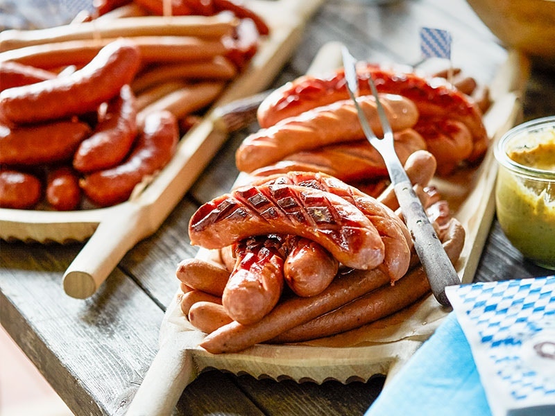 Menuen til oktoberfest står på pølser i lange baner