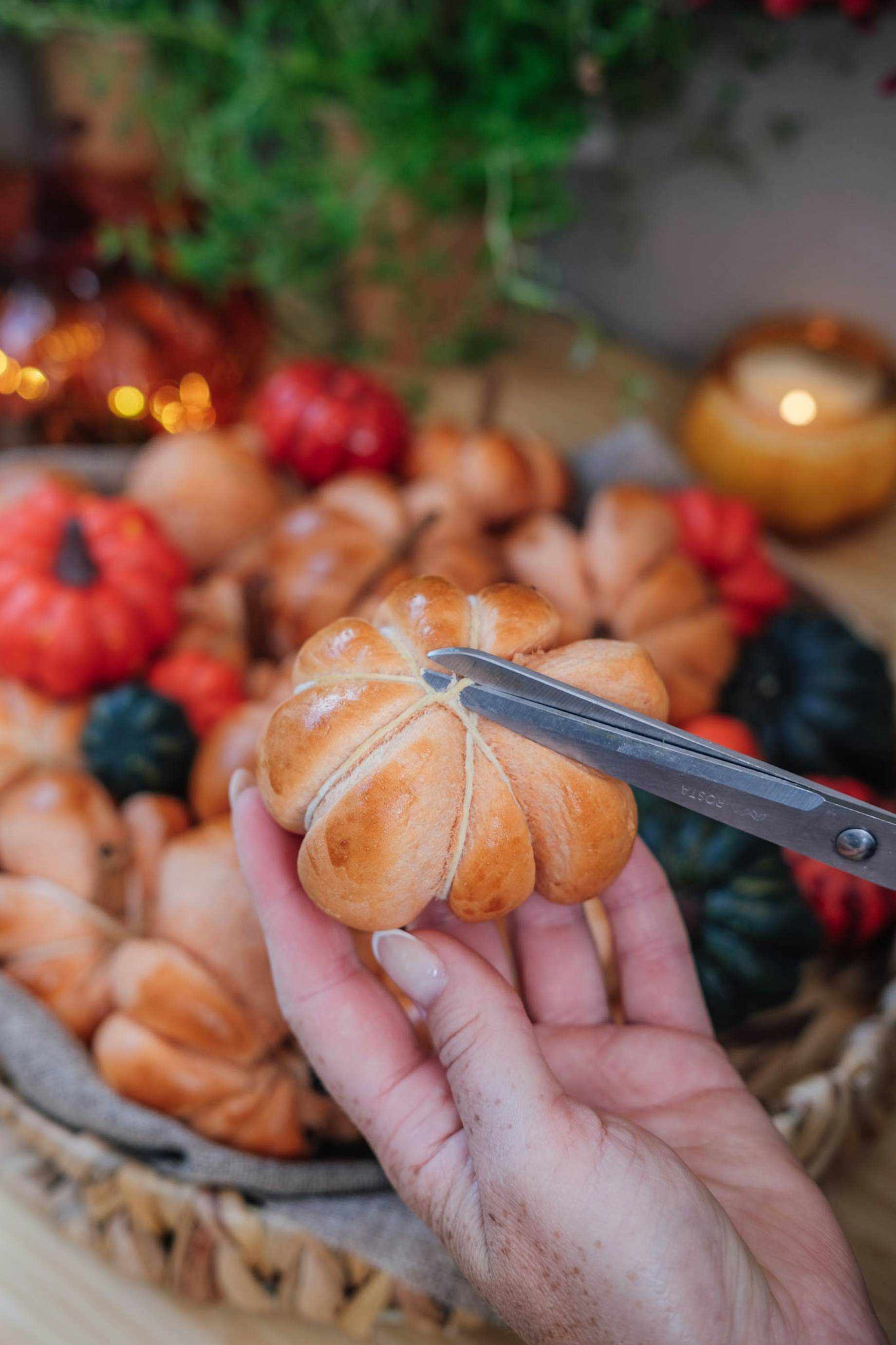 Bag lækre græskarboller til halloween med BilkaToGo