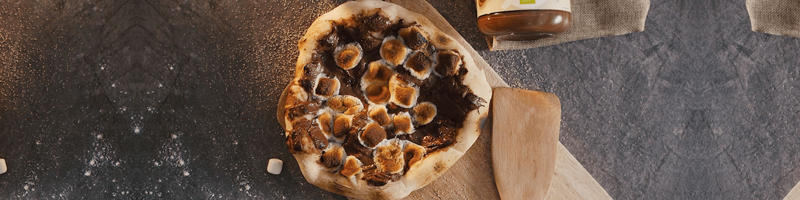 Lækker sprød dessertpizza med chokoladesmørepålæg og skumfiduser. 