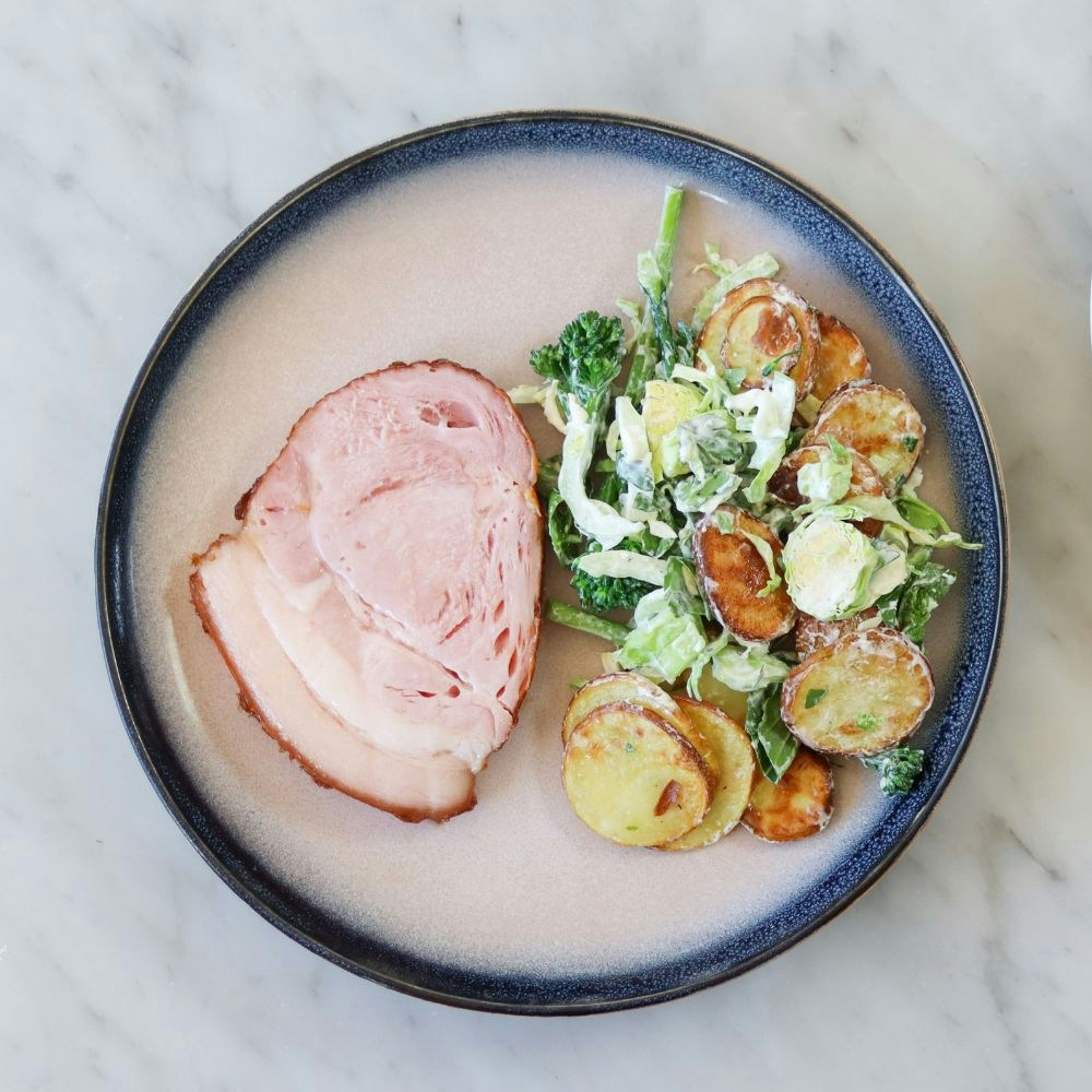 Glaseret skinke med tilbehør af salat med dressing