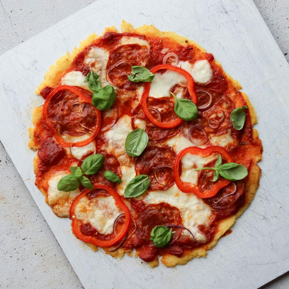 Polenta pizza med pepperoni, ost og grønt