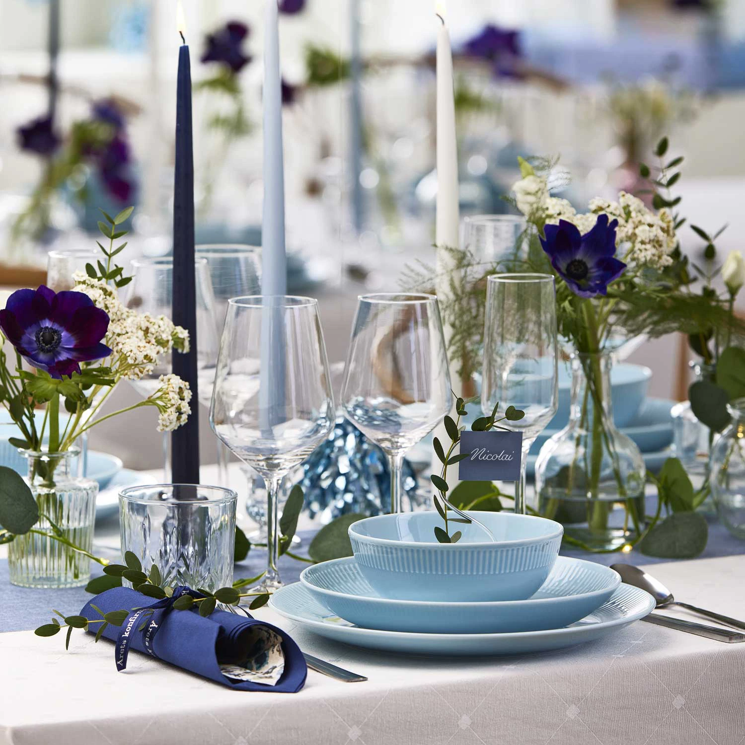 Et bord dækket op til konfirmation. Find alt til konfirmationen hos BilkaToGo.