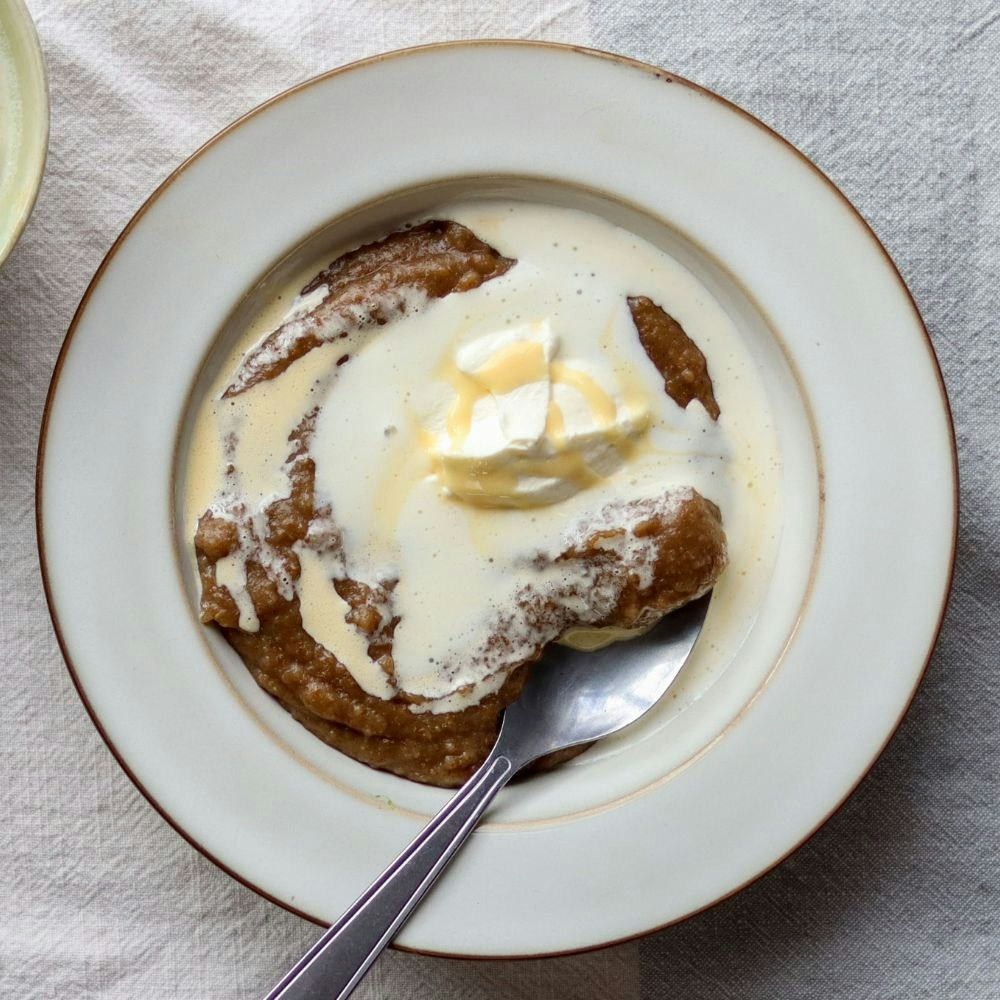 Øllebrød med flødeskum og æggesnaps
