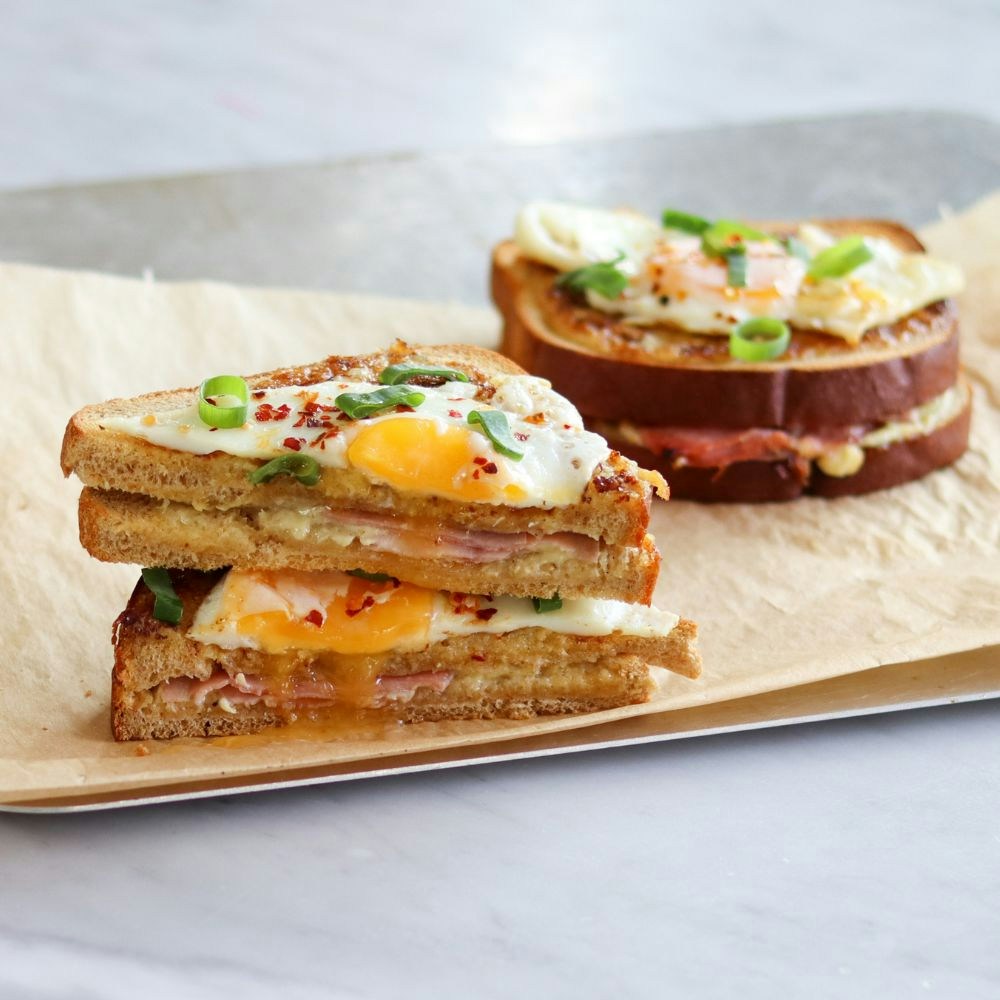 Croque madame med ost, skinke og spejlæg