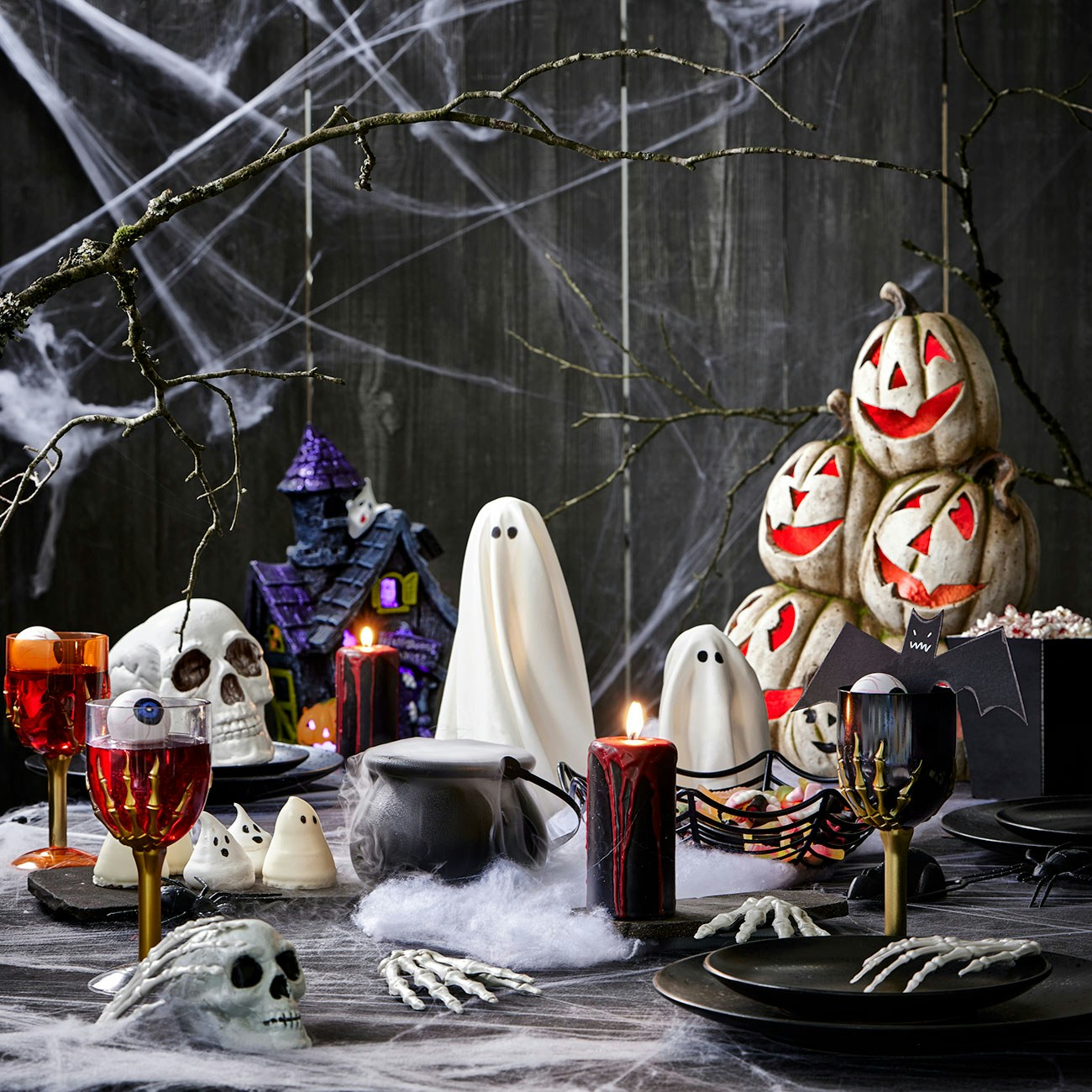 Et hus pyntet med halloween pynt. Køb halloween pynt hos Bilka