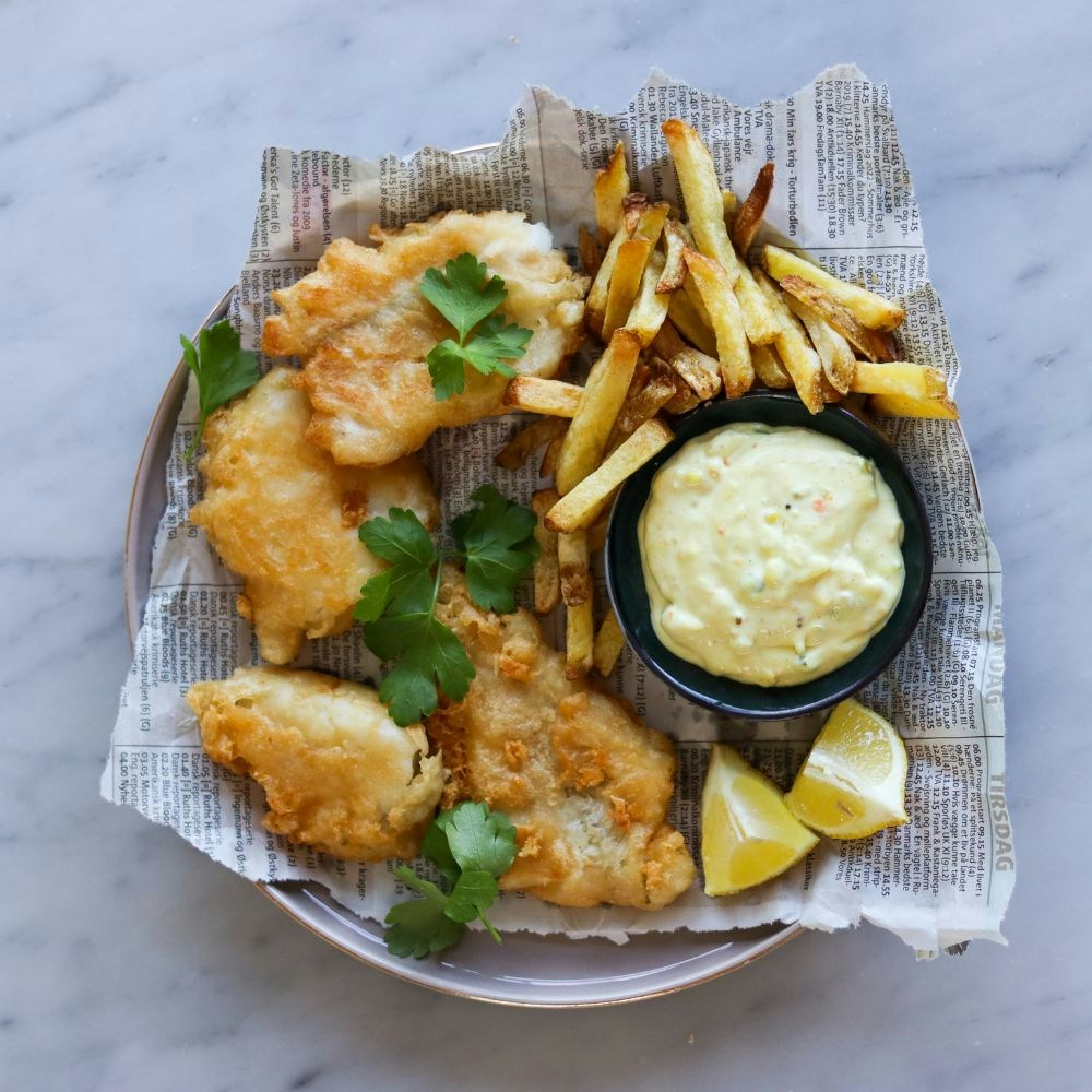 Fish and chips med remoulade, citron og urter 