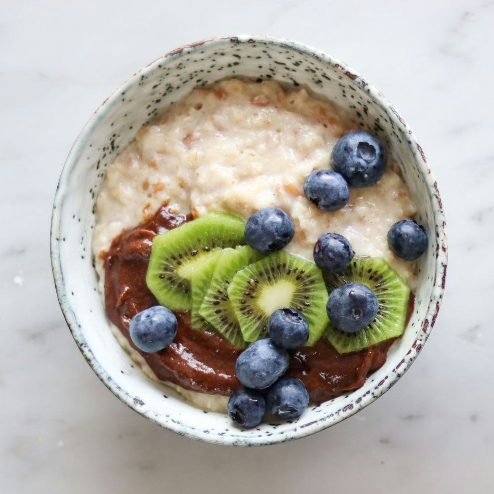 Havregrød med creme, kiwi og blåbær