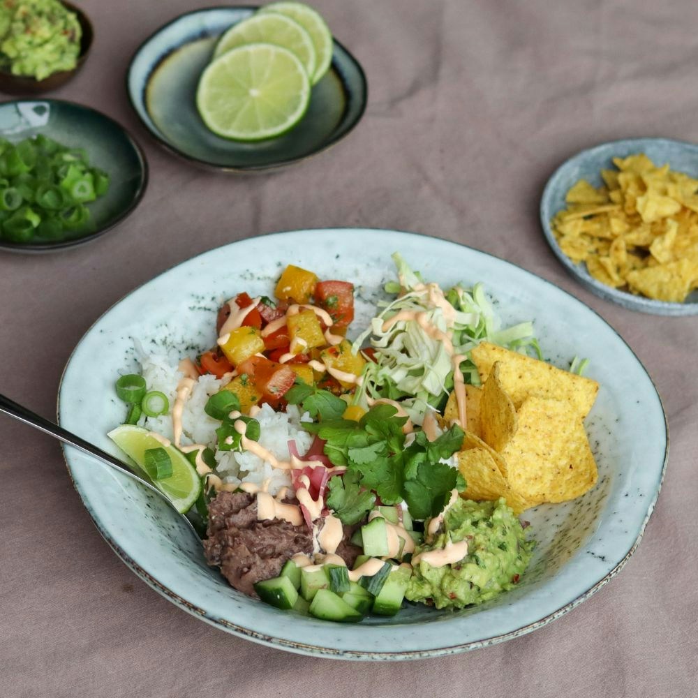 Vegetariske mexibowls med guacamole, bønnemos, ris og salsa