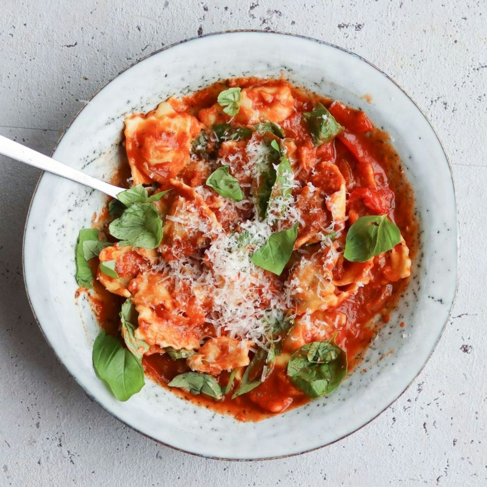 Ravioli i tomatsauce med parmesan og basilikum