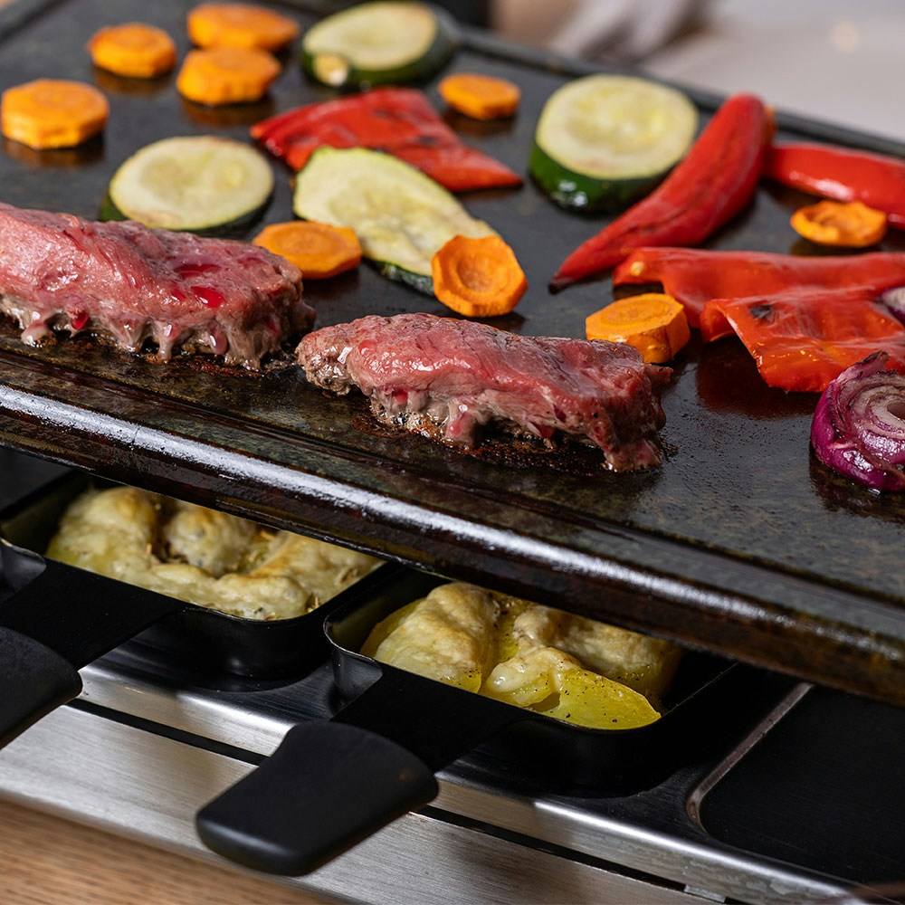 Raclette er en populær ret til nytåraften. Find opskrifter, idéer og ingredienser til raclette hos BilkaToGo.