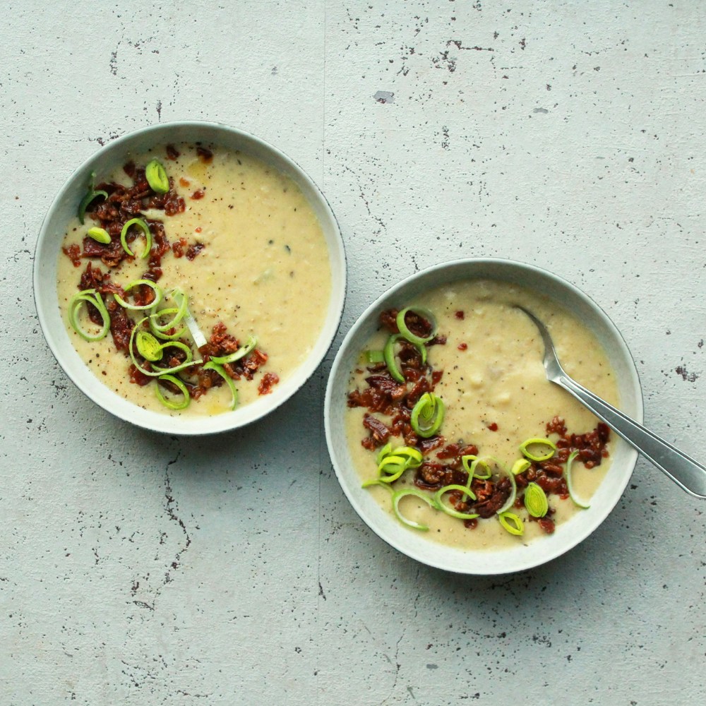 Kartoffel porre suppe toppet med bacon og porre
