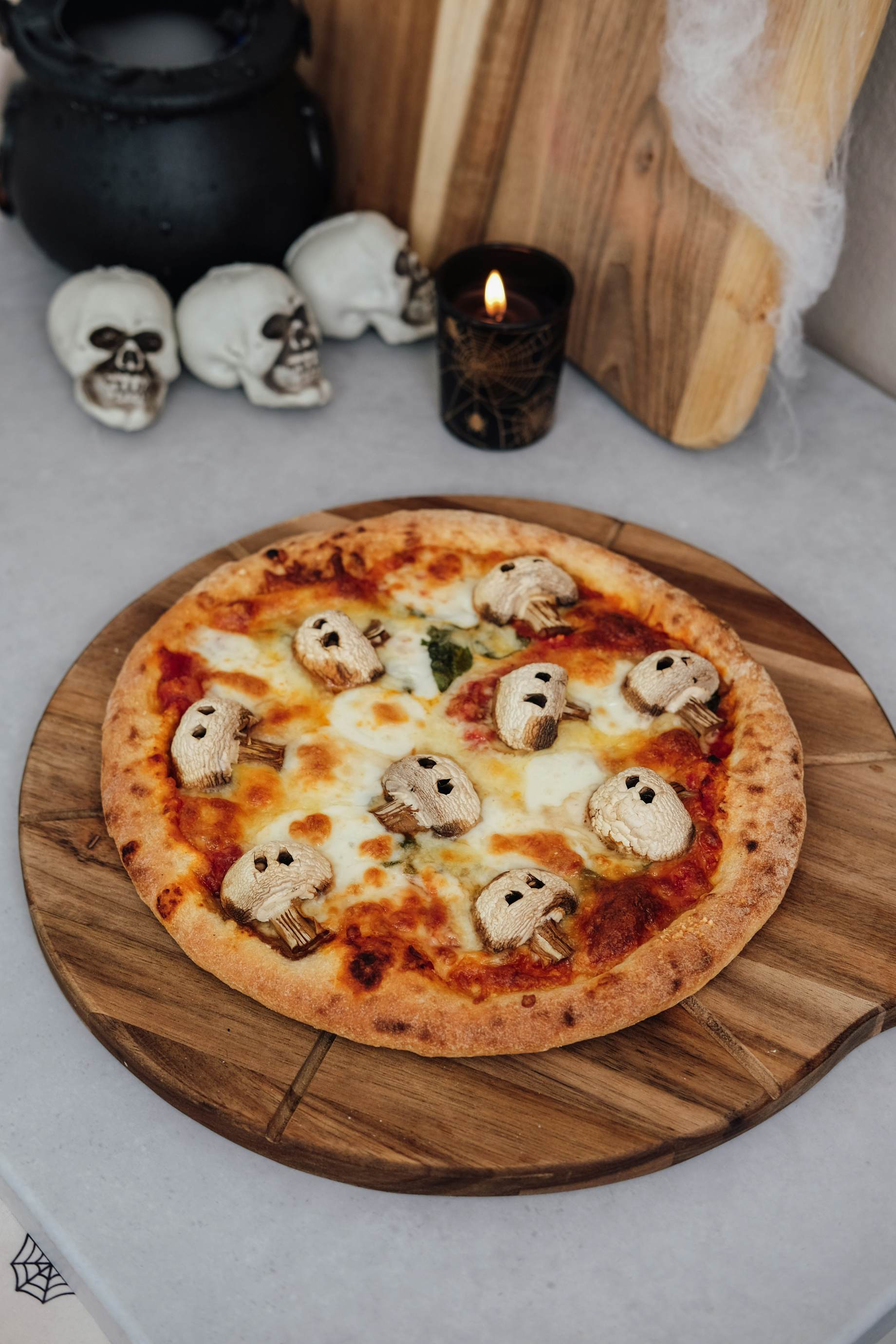 Lav uhyggelige kranie pizzaer med Bilka