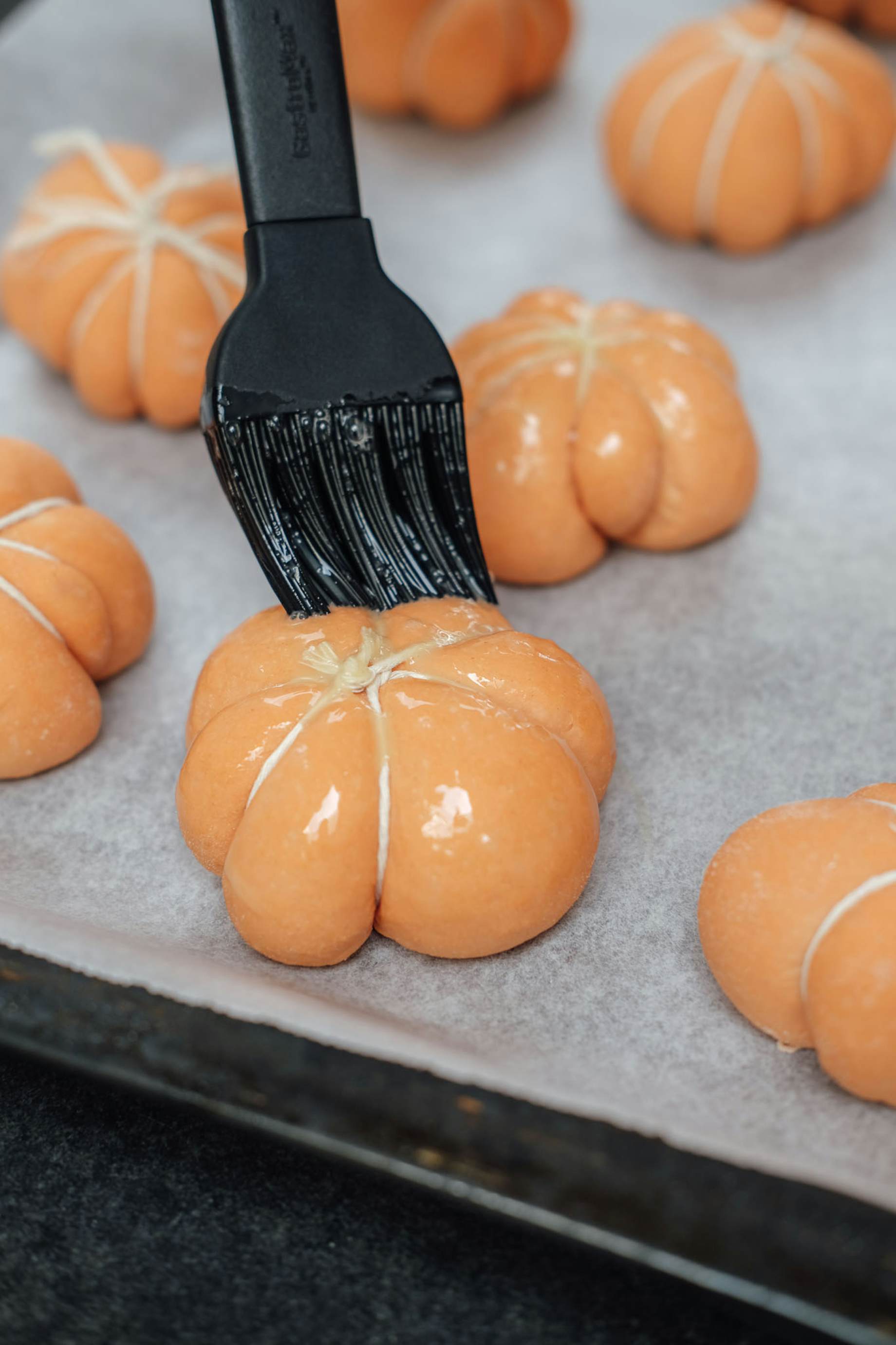 Bag lækre græskarboller til halloween med BilkaToGo