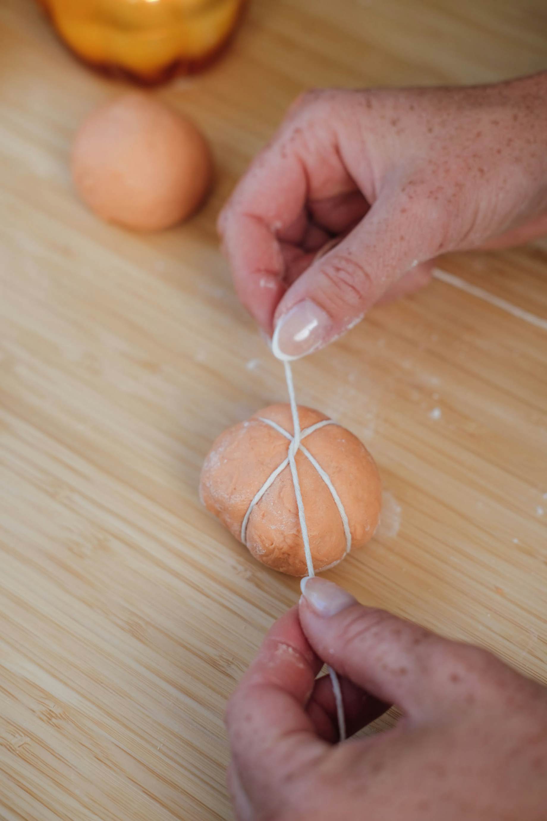 Bag lækre græskarboller til halloween med BilkaToGo