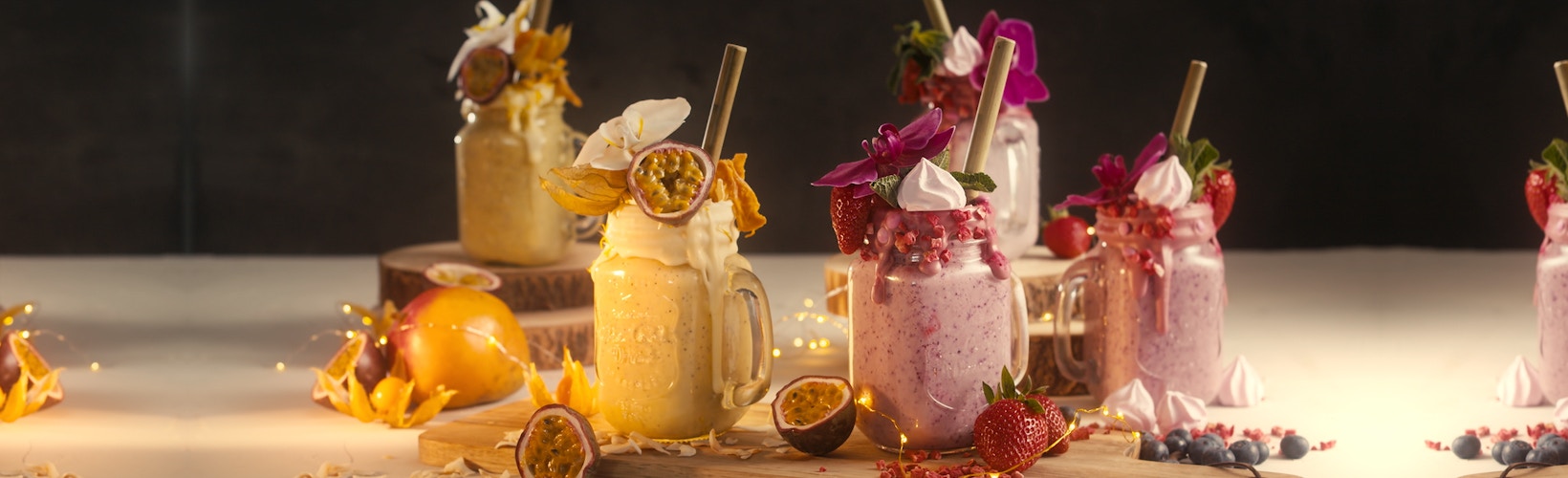 Lækre milkshakes med mango, passionsfrugt og røde bær