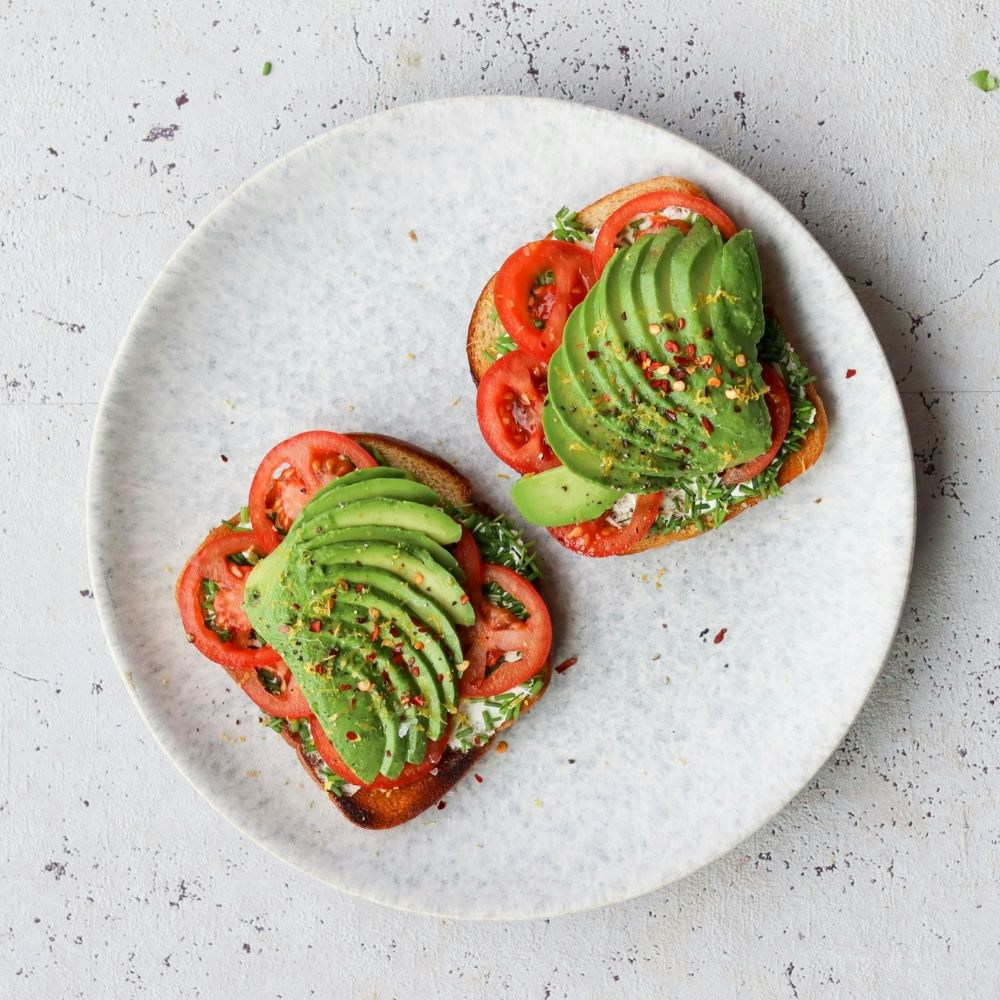 Avocado toast med flødeost, tomater, purløg og chili
