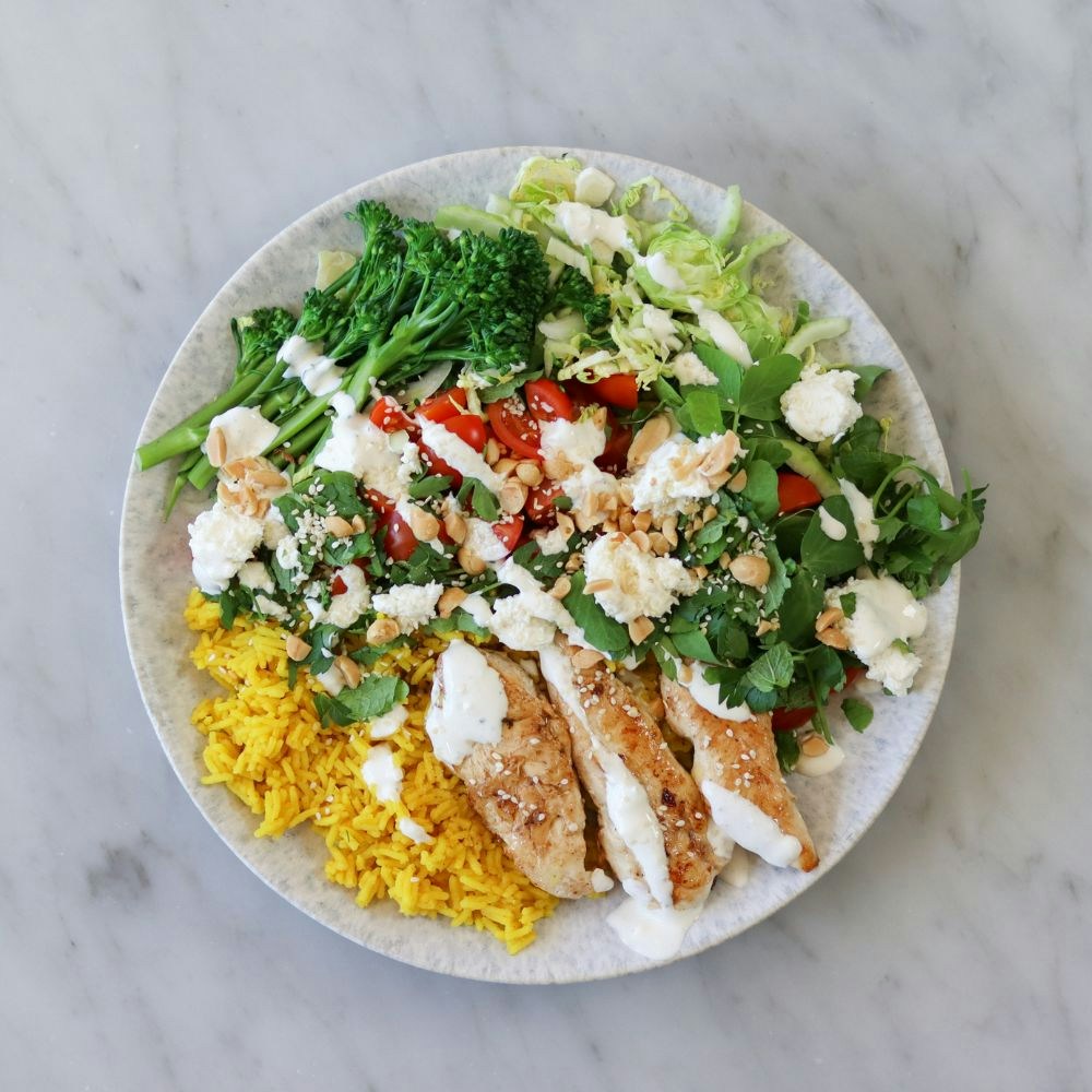 Kyllingebowl med ris, salat og dressing