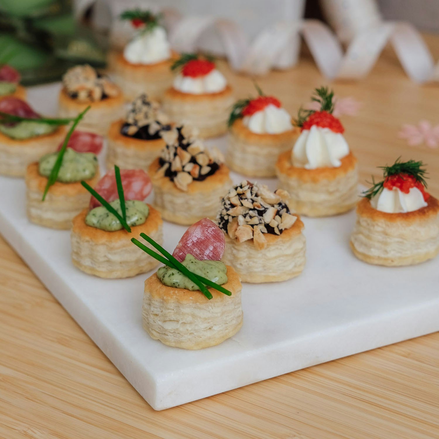 Mad til konfirmation. Find alt til konfirmationen hos BilkaToGo.