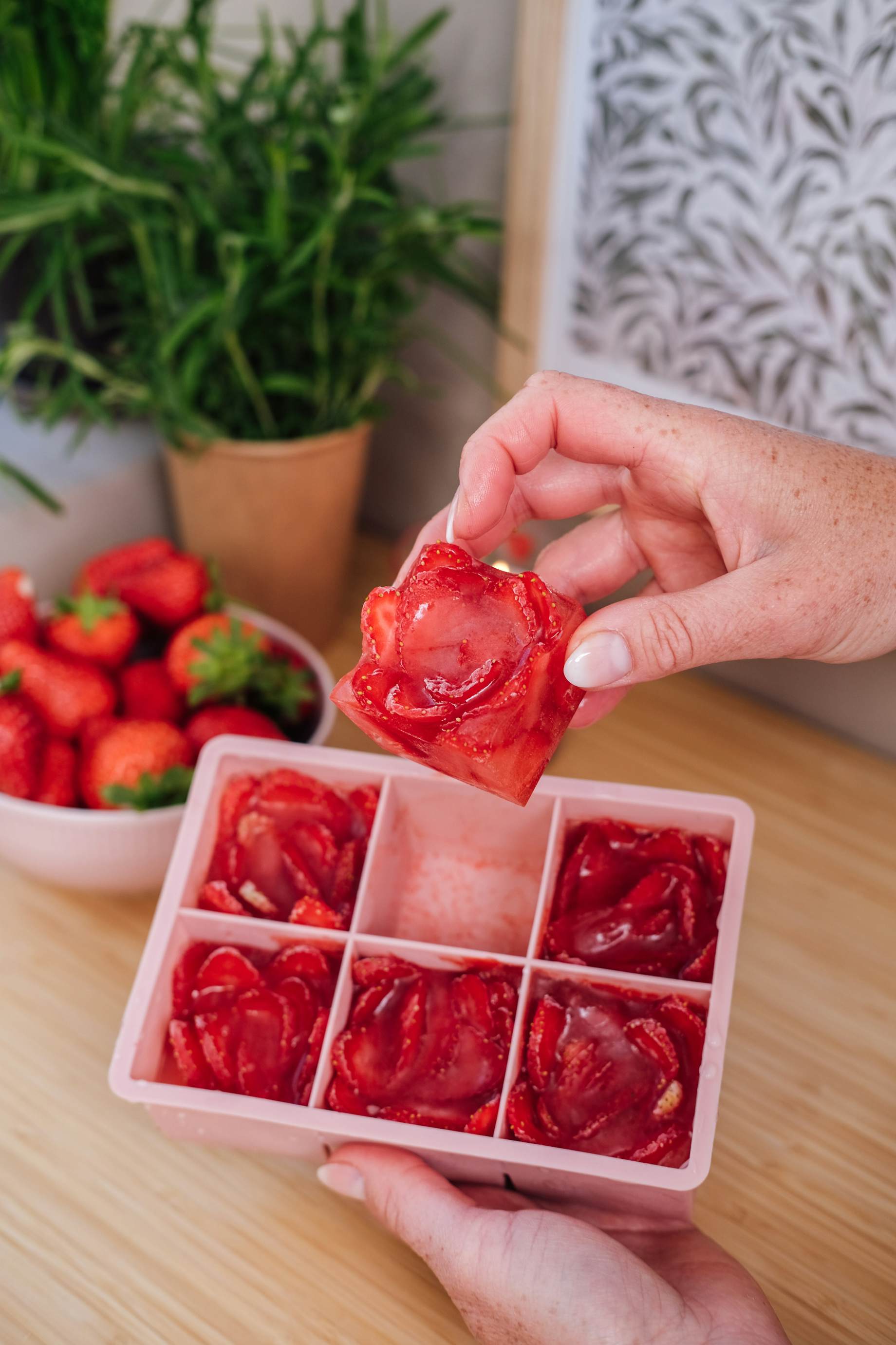 Opskrift på fine jordbærroser som pynt i drinks