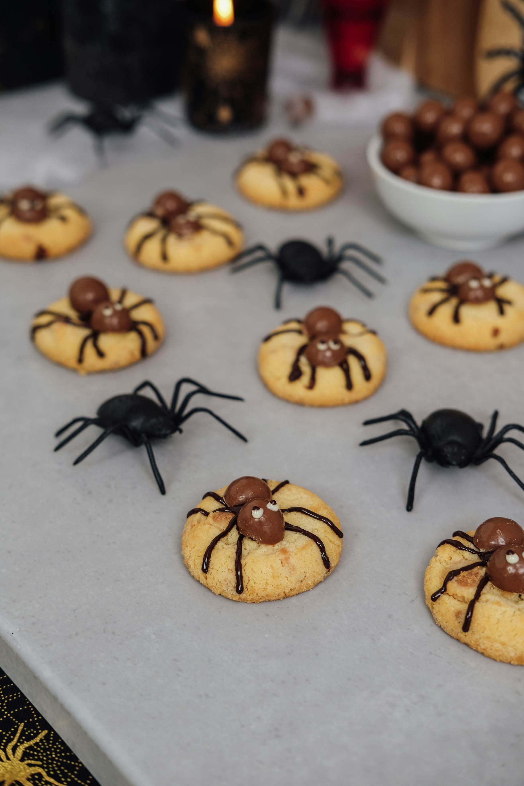 Lav uhyggelige cookies med edderkopper med Bilka