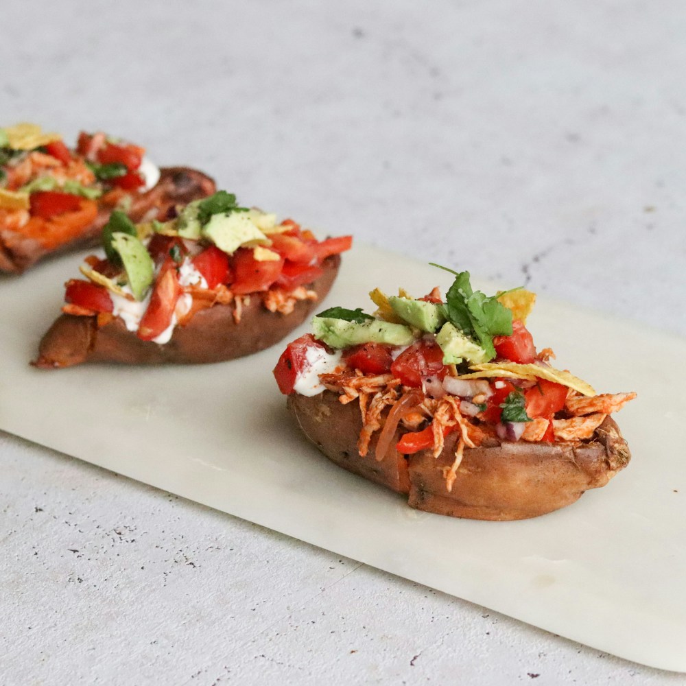 Fyldte søde kartofler med kylling, grønt og creme fraiche