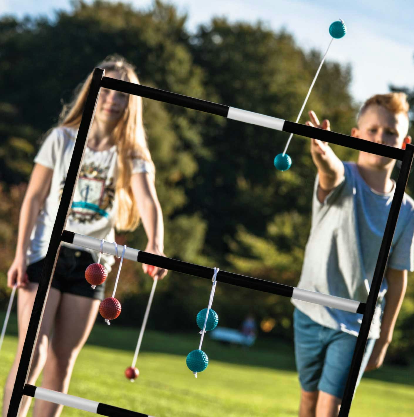 Børn der spiller stigegolf. Køb havespil på Bilka.dk