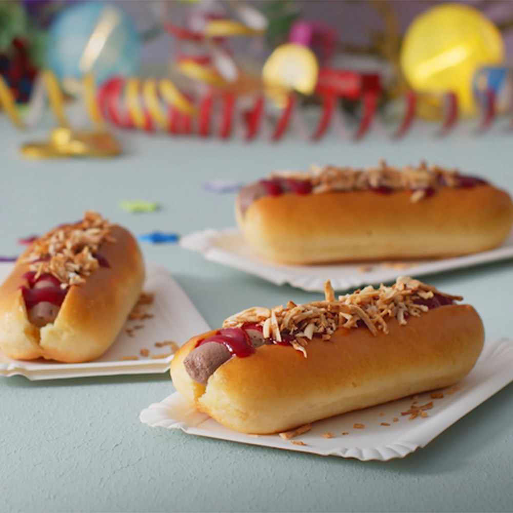 Hotdogs til fastelavn på paptallekerner med terpentiner i baggrund.