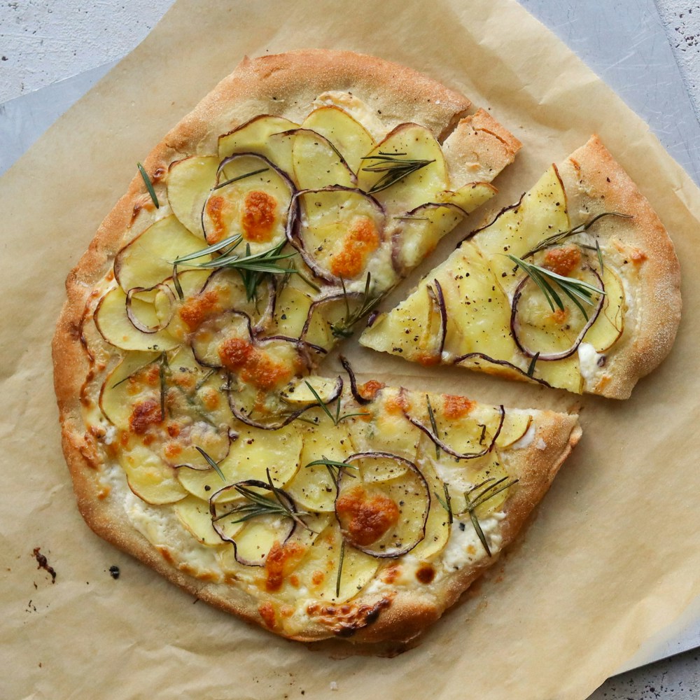 Kartoffelpizza med rødløg og timian