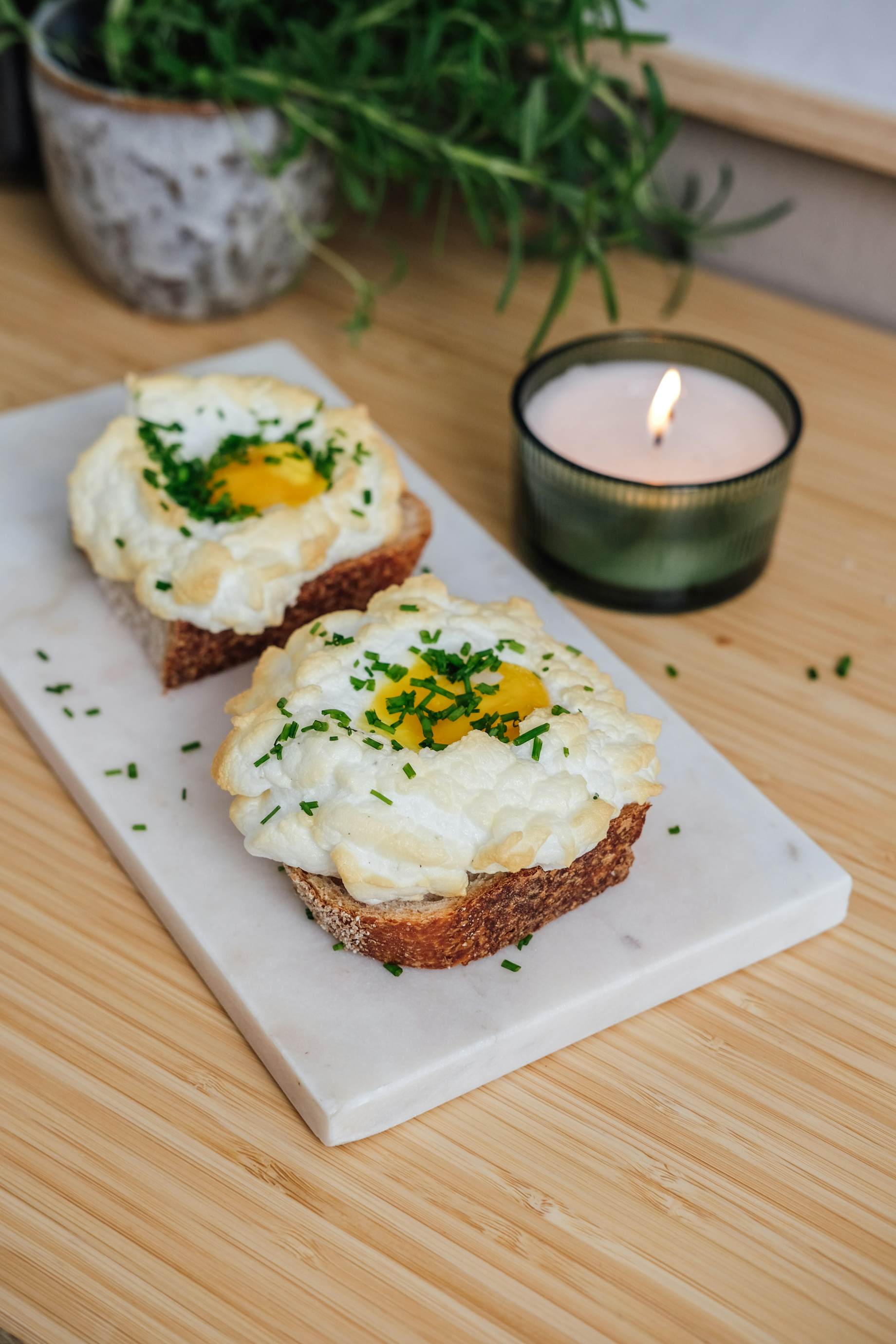 Få opskriften på de populære cloud eggs hos BilkaToGo