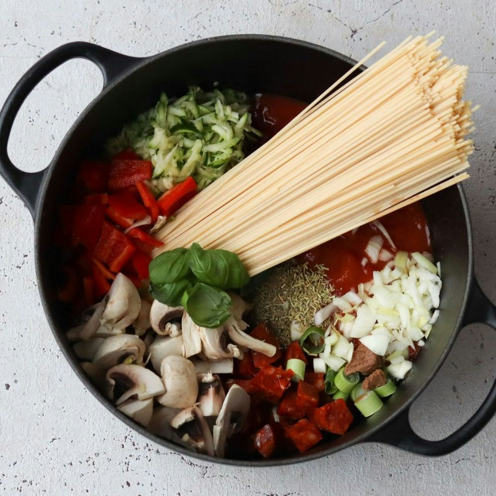 One pot pastaret med chorizo, grønt og urter